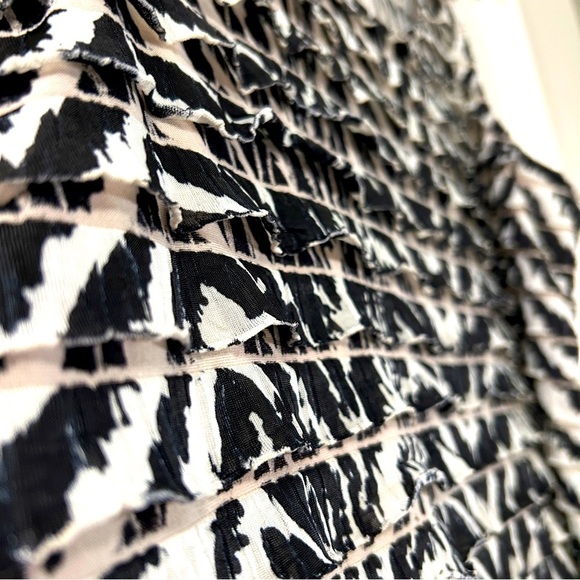 Chico’s Pleated Chevron Zebra Tank Top – Size Large (Chico’s Size 2) - Picture 3 of 4